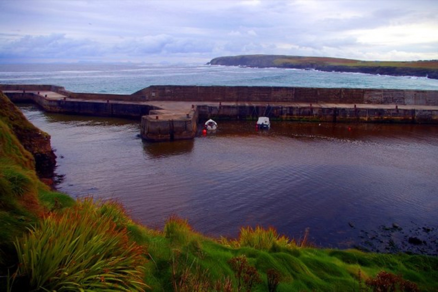 Port of Ness — Cala Port Nis — the harbour at the top of the Morrison country. Photograph © James Yardley, CC BY-SA 2.0.